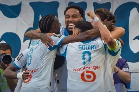 أوباميانج يقود مارسيليا لخماسية مثيرة أمام باريس إف سي في الدوري الفرنسي